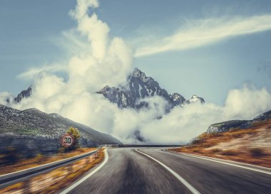 Muhteşem bir dağ manzara fonuna karşı Otomobil karayolu.