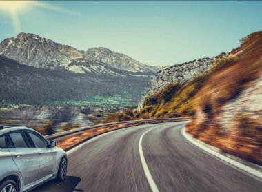 Dağ manzarası arasında karayolu. Bir dağ yolunda beyaz araba.