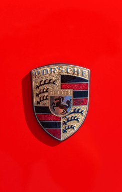 Kırmızı başlık üzerinde Closeup Ferrari araba logosu.