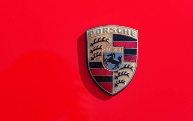 Kırmızı başlık üzerinde Closeup Ferrari araba logosu.