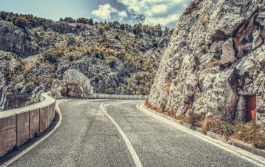 Yaz gününde dağ yolu.