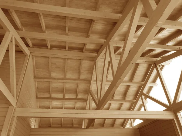 La construcción de un techo de madera . — Foto de Stock