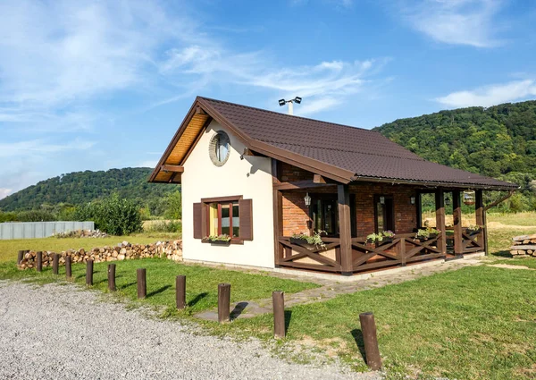 Schönes Haus in der Natur. — Stockfoto