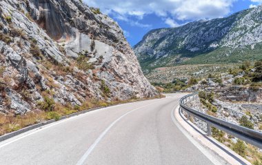 Yaz gününde dağ yolu.