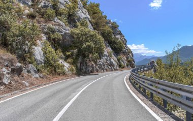 Yaz gününde dağ yolu.