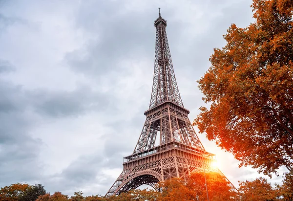 Torre Eiffel no outono ao sol . — Fotografia de Stock