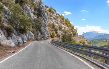 Yaz gününde dağ yolu.