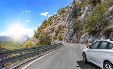 Yaz gününde dağ yolu.