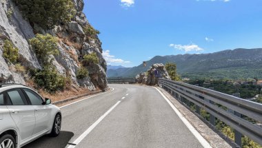 Yaz gününde dağ yolu.