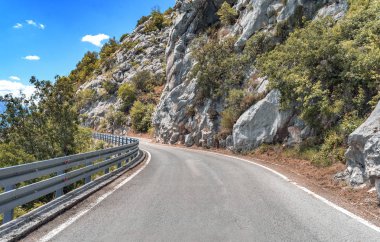 Yaz gününde dağ yolu.