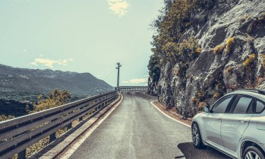 Yaz gününde dağ yolu.