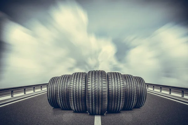 Автомобильные шины на асфальтовой дороге. — стоковое фото
