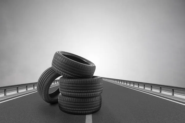Autobanden op een asfalt weg. — Stockfoto