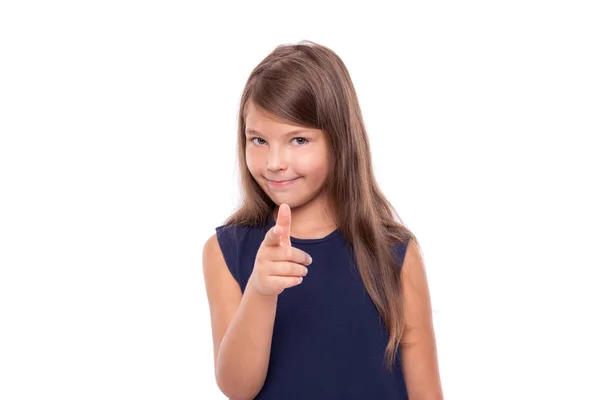 Το μικρό κορίτσι δείχνει το δάχτυλό της σε σένα απομονωμένο σε λευκό. — Φωτογραφία Αρχείου