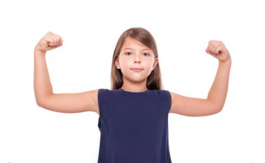 Küçük kız beyaz arka plan üzerinde güç germe kasları gösterir.