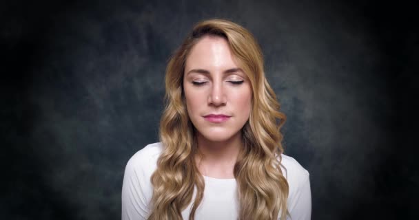 Closeup portrét atraktivní blondýny otevírající její oči. — Stock video