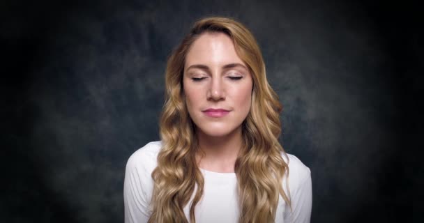 Close-up portret van een aantrekkelijke blonde opening haar ogen. — Stockvideo