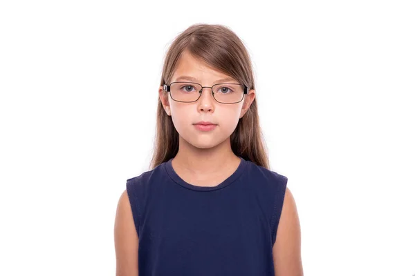 Retrato de una niña con gafas aisladas sobre fondo blanco . — Foto de Stock