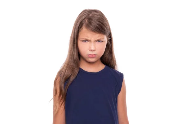 Θυμωμένη μωρό κορίτσι σε λευκό φόντο. — Φωτογραφία Αρχείου