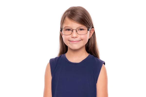 Retrato de una niña con gafas aisladas sobre fondo blanco . — Foto de Stock