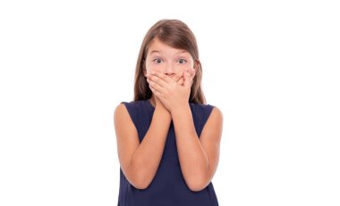 Küçük kız elleriyle ağzını kapattı.
