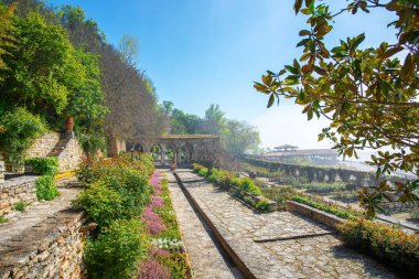 Bahçe, bahçe ve çiçek tarlaları.