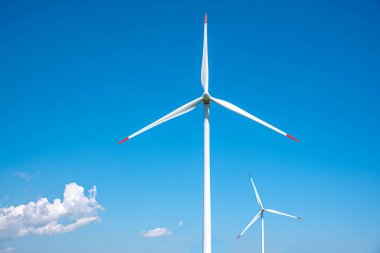 Gökyüzünün arka planında rüzgar tarlası.