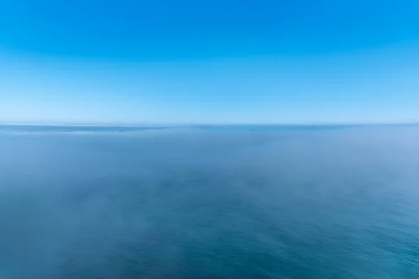 Ondas do mar no nevoeiro . — Fotografia de Stock