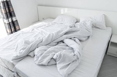 Yatak odasında buruşuk yatak..