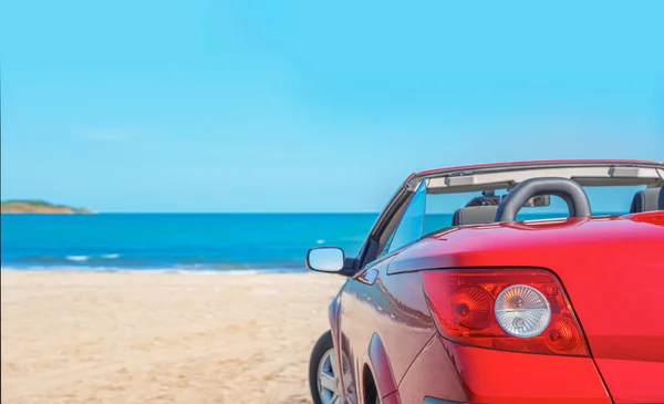 Piros autó a strandon. — Stock Fotó