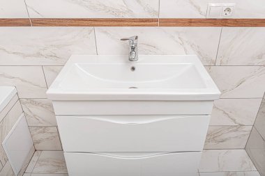Banyoda hafif duşlar ve lavabo var..