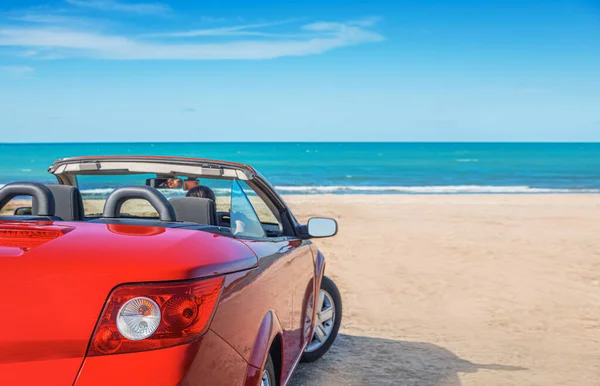 Красный автомобиль на пляже. — стоковое фото