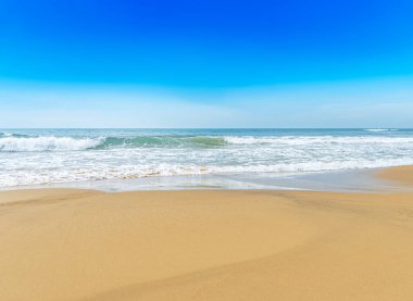 Beyaz mutfak mobilya duvarı.