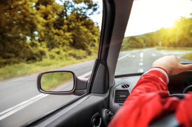 Adam banliyö otobanında araba kullanıyor..