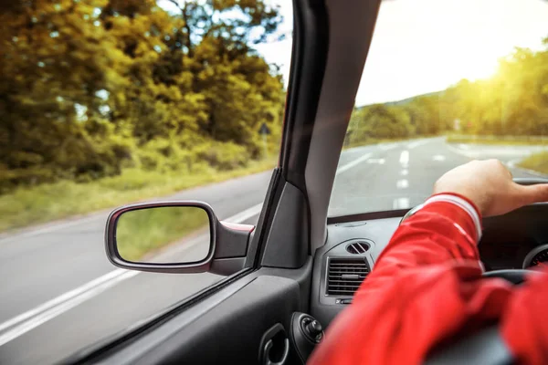 Un homme conduit une voiture sur une autoroute de banlieue. — Photo