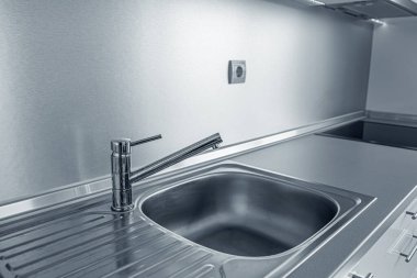 Mutfak lavabosu ve musluğu mutfak atölyesinde..