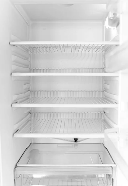 Заморожений холодильник без їжі. Порожній відкритий білий холодильник . — стокове фото