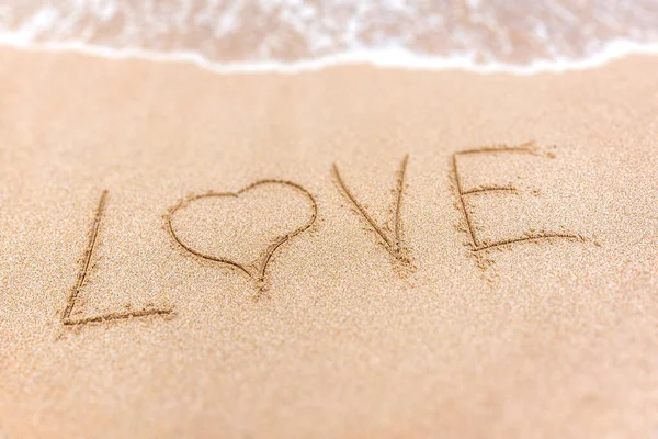 Napis Miłość na piasku. — Zdjęcie stockowe