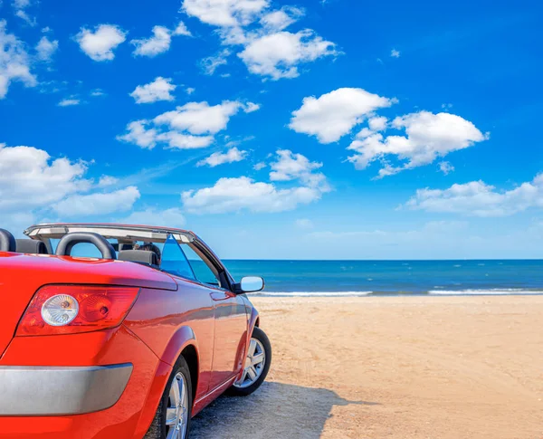海滩上的红色轿车. — 图库照片