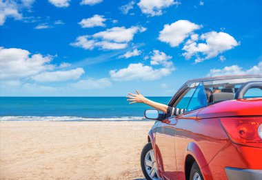 Kumsaldaki kırmızı araba..