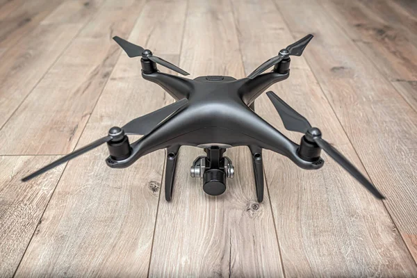 Arka planda insansız hava aracı var. Ahşap arka planda kara drone. — Stok fotoğraf