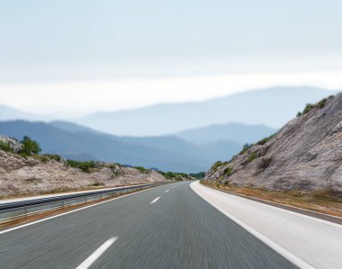Mavi gökyüzü olan dağ yolu.