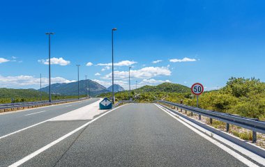 Küçük yol kavşağı.