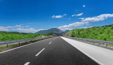 Mavi gökyüzü olan dağ yolu.