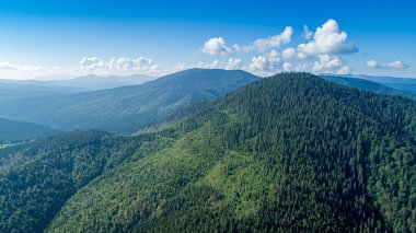 Dağ manzarasının drone fotoğrafı.