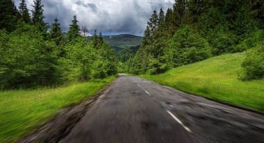 Mavi gökyüzü olan dağ yolu.