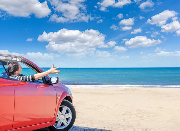 Röd bil på stranden. — Stockfoto