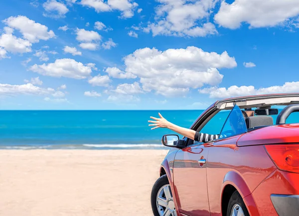 Röd bil på stranden. — Stockfoto