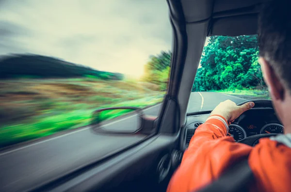 男は郊外の高速道路で車を運転する. — ストック写真