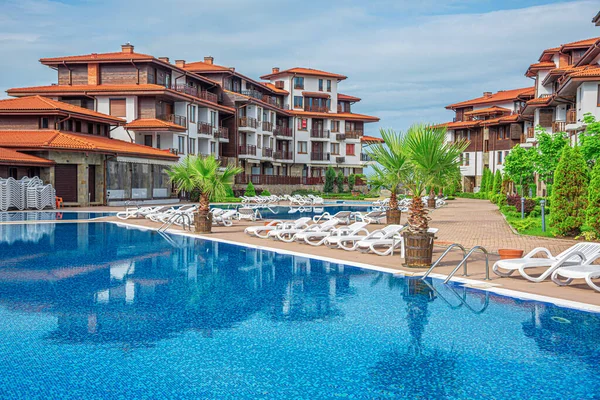 Hotel Saint Thomas en la costa del Mar Negro el 6 de mayo de 2016 en Sozopol, Bulgaria . —  Fotos de Stock